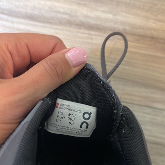 on cloud flow sneakers - Picture 6 of 7